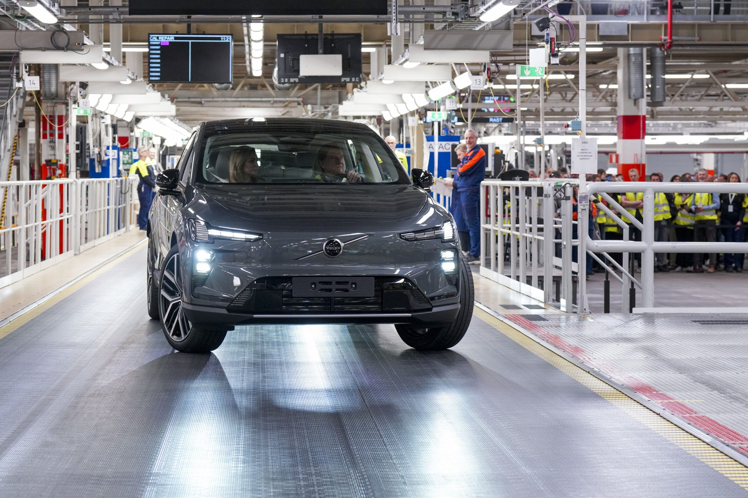 Volvo inicia la producción del revolucionario SUV eléctrico EX60